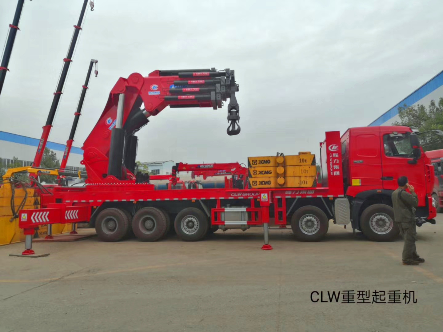 12米紅色重汽豪沃國六120噸折臂吊工程機械設備出租